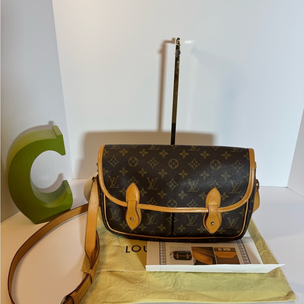 Louis Vuitton Sac Gibeciere  Crossbody - Picture 10 of 15